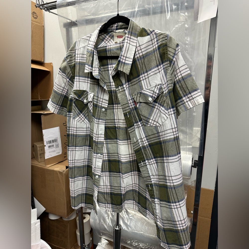 Levi’s plaid short sleeve shirt